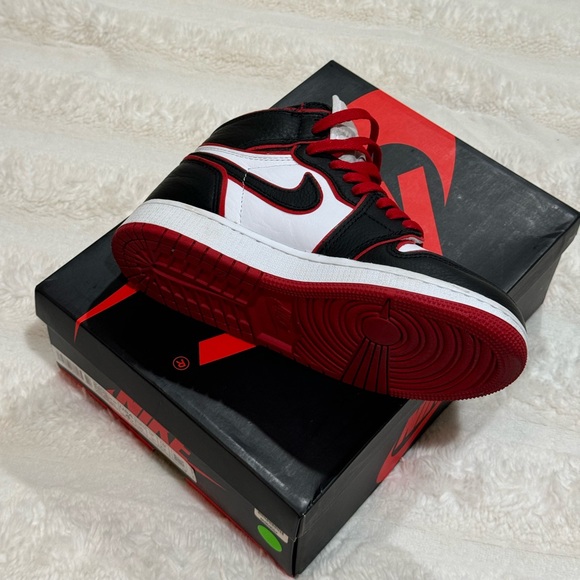 Jordan 1 Retro High
Bloodline (GS) SIZE 4 - Picture 10 of 12